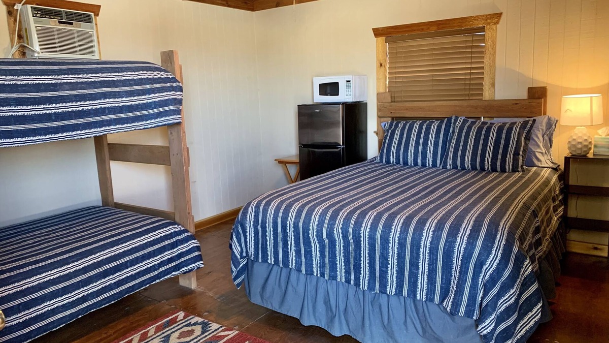 Dimmit County Cabin | Uvalde cabin. Comfortable quiet cabin 8 miles outside Carrizo Springs