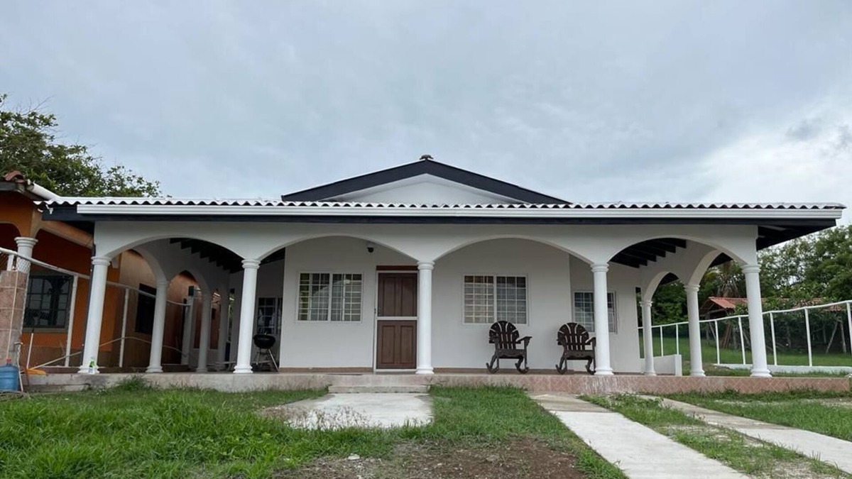 Las Tablas House | Uverito Beach House is a 2 Bed/2 Bath house just steps from the beach!