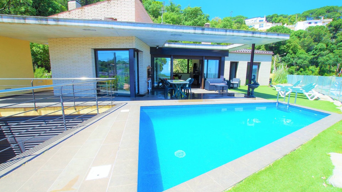 Lloret de Mar Villa | V&V LLORET-Villa Nicole: luxurious villa with private pool, barbecue, 3km beach