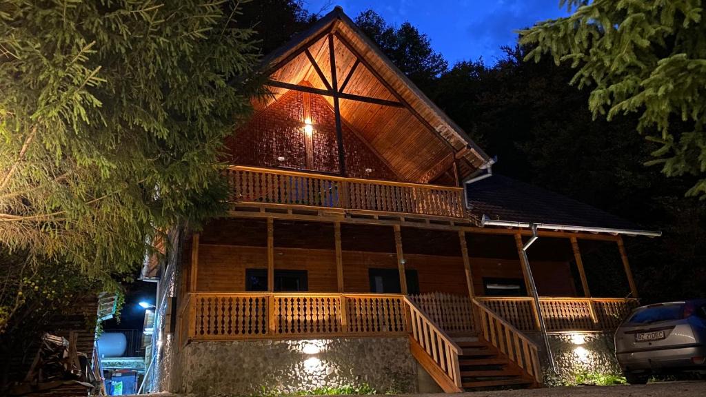 Gura Teghii Villa | V13 Wild Cabin - Traditional mountain cabin with cosy modern rooms