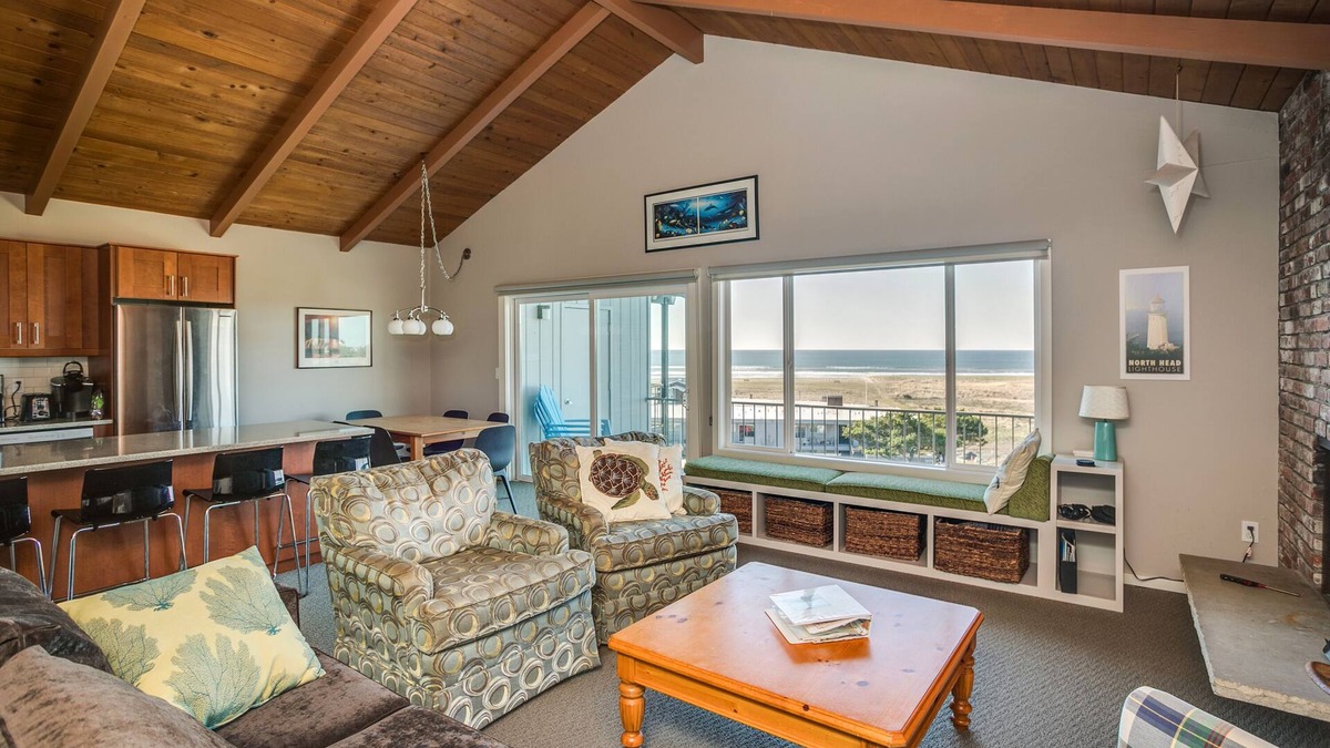 Gearhart Condo | V486 is a 2 bedroom fully equipped condo on the 3rd floor of Pacific View.