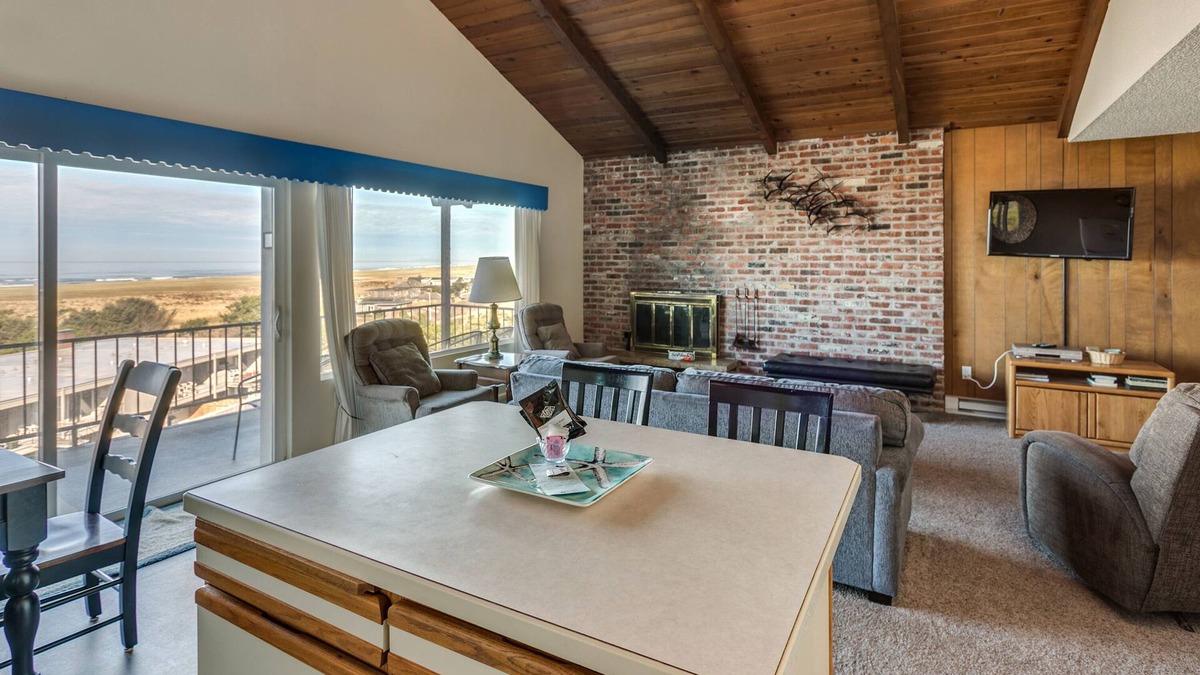 Gearhart Condo | V492 2 bedroom 3rd Floor, elevator, No cleaning fees