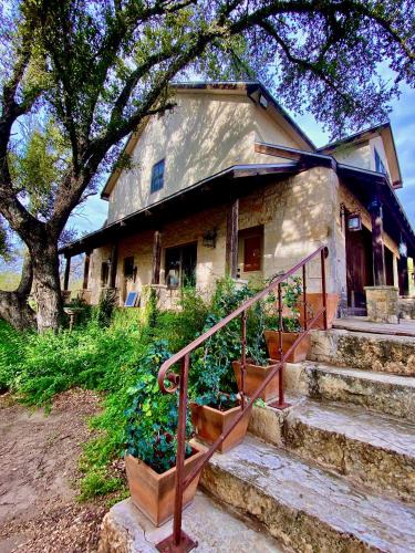 Marble Falls Villa | V700 Ranch Stays (Guesthouse)-A Tucked Away Gem