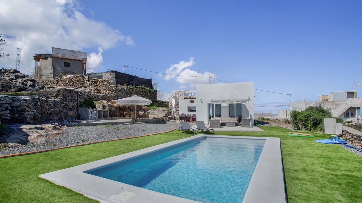 Santa Maria de Guia de Gran Canaria Villa | Vacation Villa 'Alegría' with Sea View, Private Pool and Wi-Fi