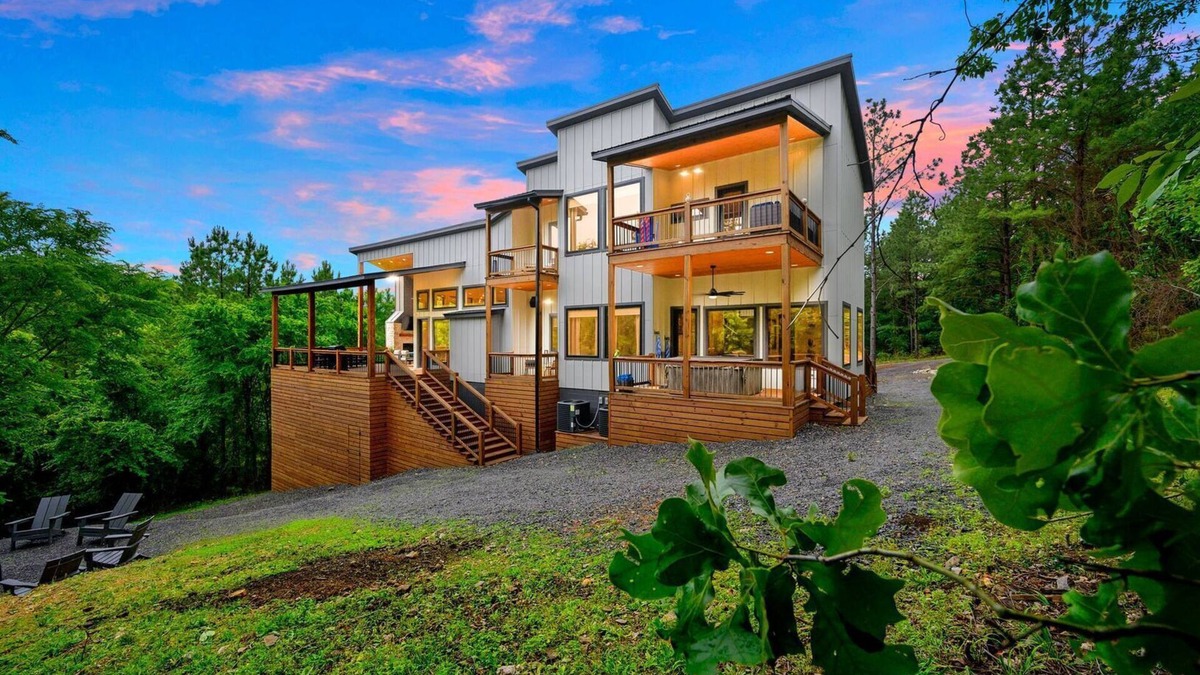 Broken Bow Cabin | Vacana Amazing Days: Game Area, 2 Decks, Hot Tub, Fire Pit, Pets