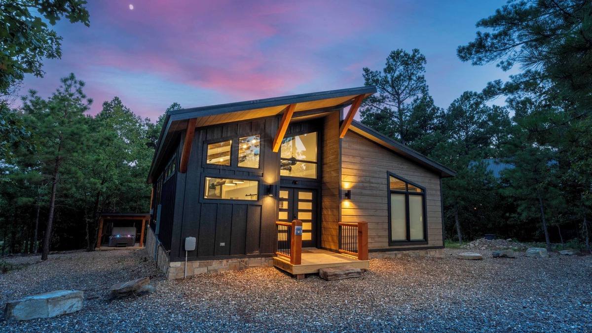 Pickens Cabin | Vacana: Manhattan, Arcade, Hot Tub, Fire Pit, Pets