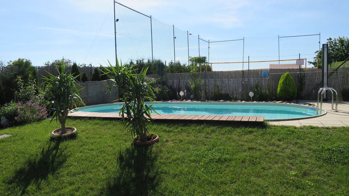 Frauenhagen Apartment | Vacation apartment with pool, beach volleyball court, barbecue area