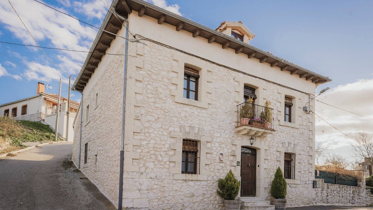 Calabazas de Fuentiduena House | Vacation Home "La Morada Del Cura" with Private Garden, Balcony & Wi-Fi