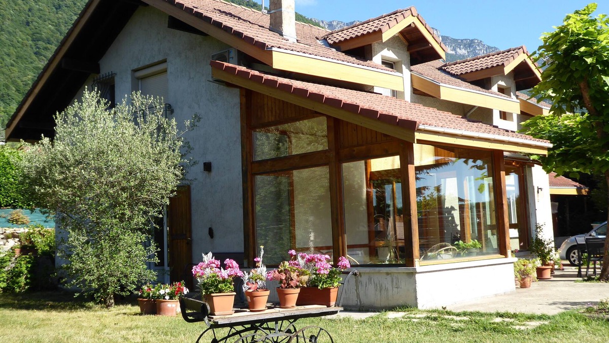 Saint-Vincent-de-Mercuze House | Vacation home rental in the mountains. Dogs welcome.