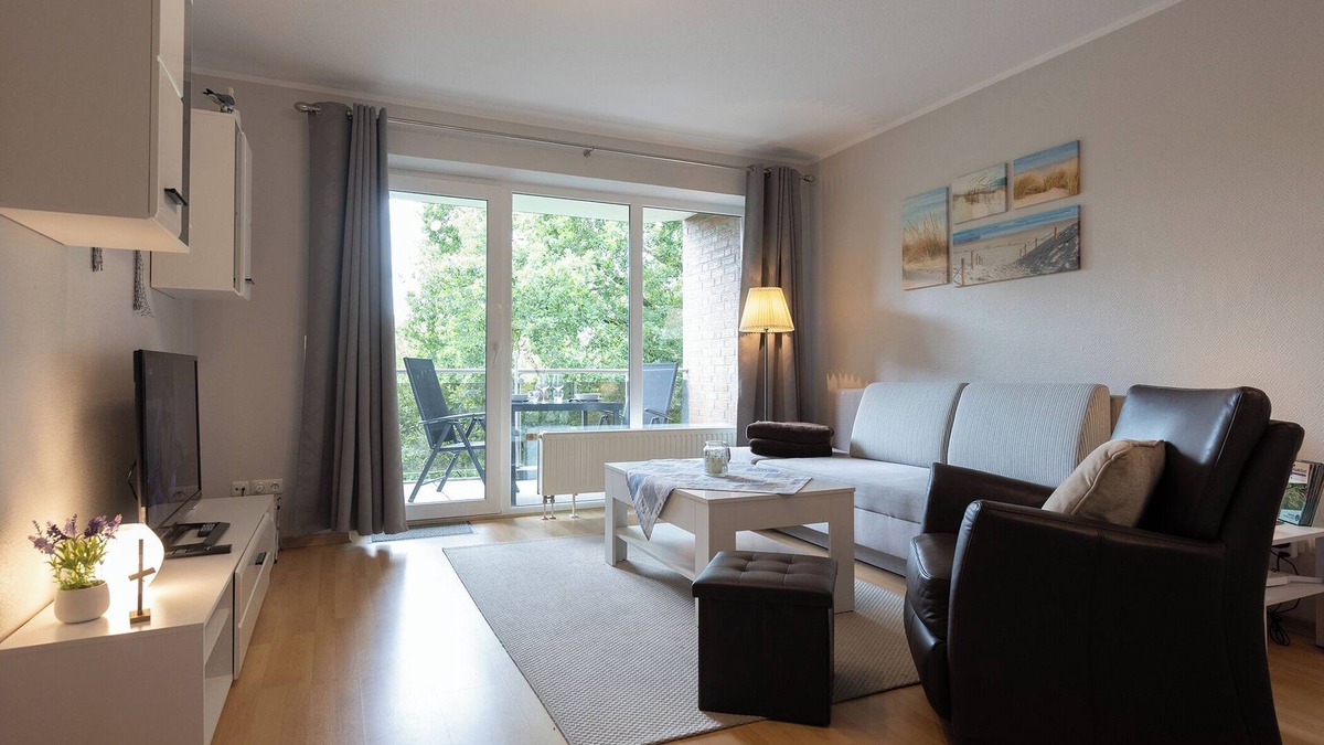 Wremen Apartment | Vacation apartment Nordseebrise. Inviting and with balcony.
