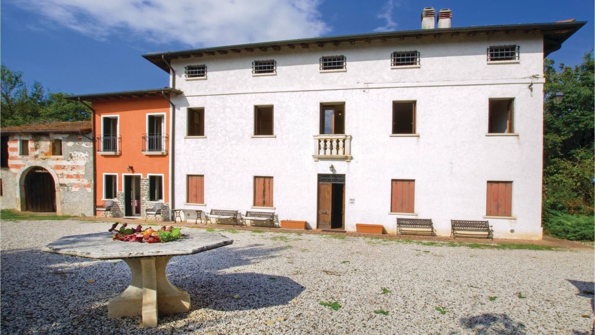 Isola Vicentina Apartment | Vacation apartment on the 1st floor of a country house from the 19th century, located on a hill with