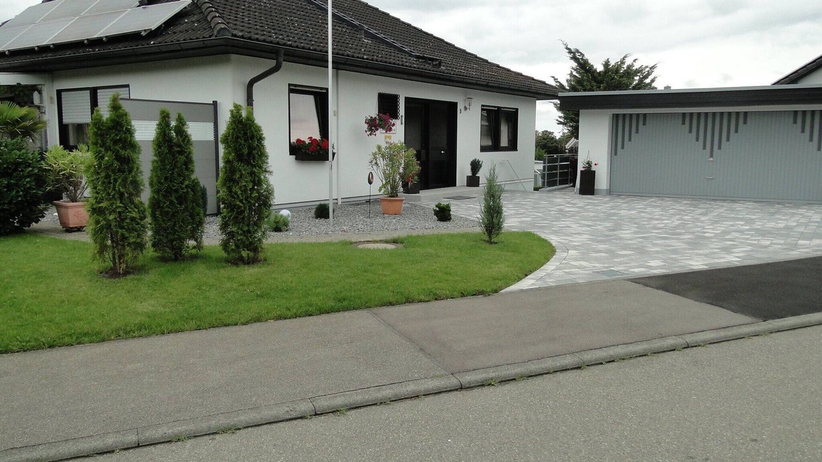 Bisingen Apartment | Vacation apartment 'Gästehaus Zollerblick' with a view of Hohenzollern Castle and shared pool