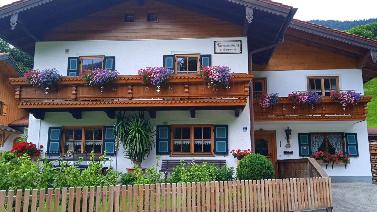 Weissbach an der Alpenstrasse Apartment | Vacation apartment in quiet centr. Location in the Berchtesgadener Land with unobstructed mountain views