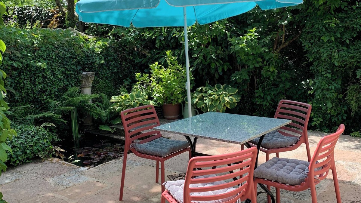 Menotey Apartment | Vacation apartment, 60m2, natural stone terrace near Dole, ground-level access possible.