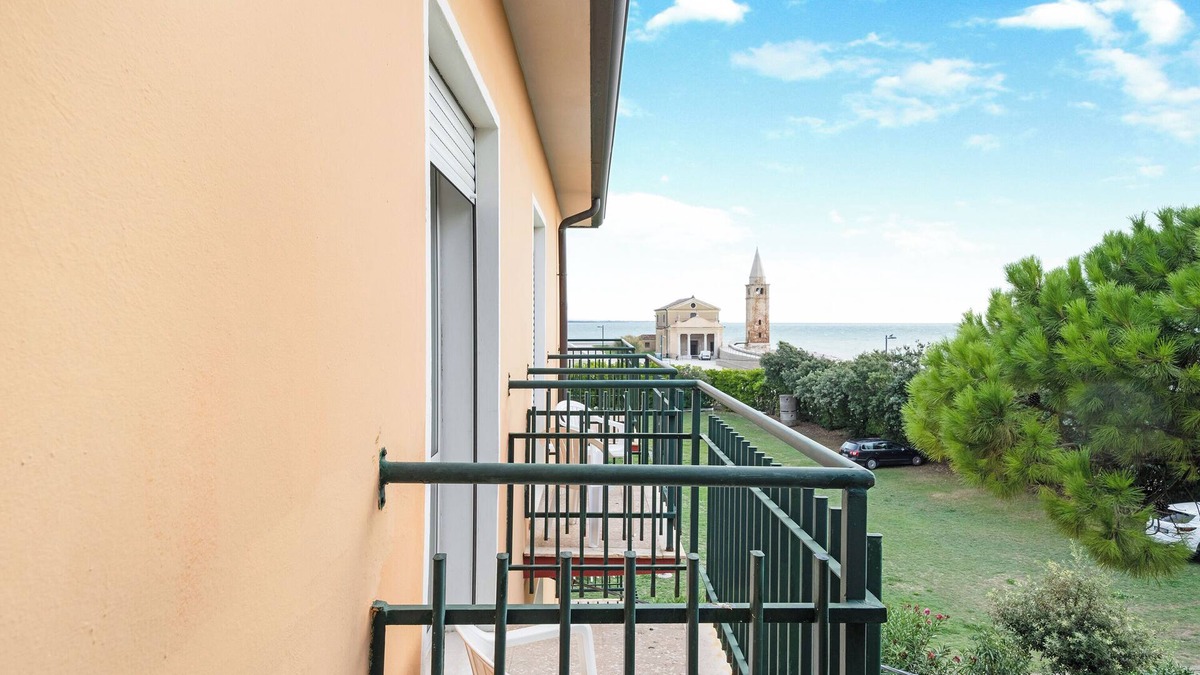 Old Town Apartment | Vacation Apartment 'Alloggi Estivi Caorle 6' with Sea View, Garden & Terrace