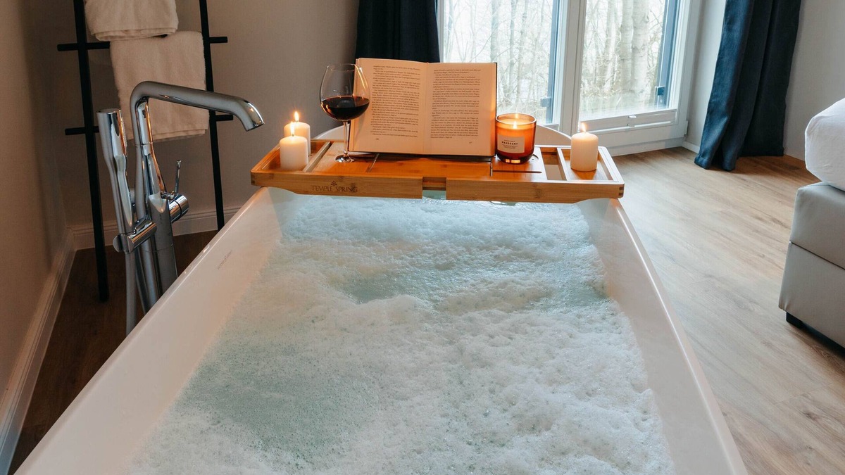 Ratzeburg Apartment | Vacation apartment between forest and lake with free-standing bathtub