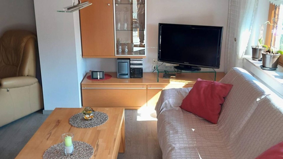 Altenkirchen Apartment | Vacation apartment with spacious sunbathing lawn - Ferienwohnung Hombitz
