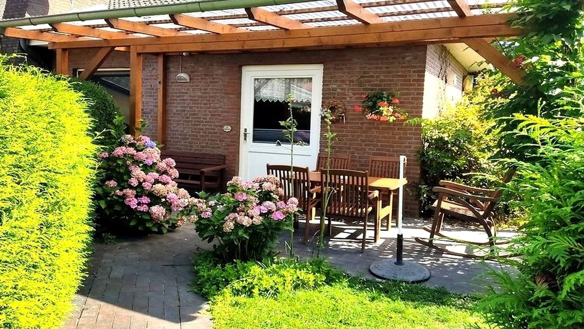 Kabelhorst Apartment | Vacation apartment by the swimming pool with terrace and garden