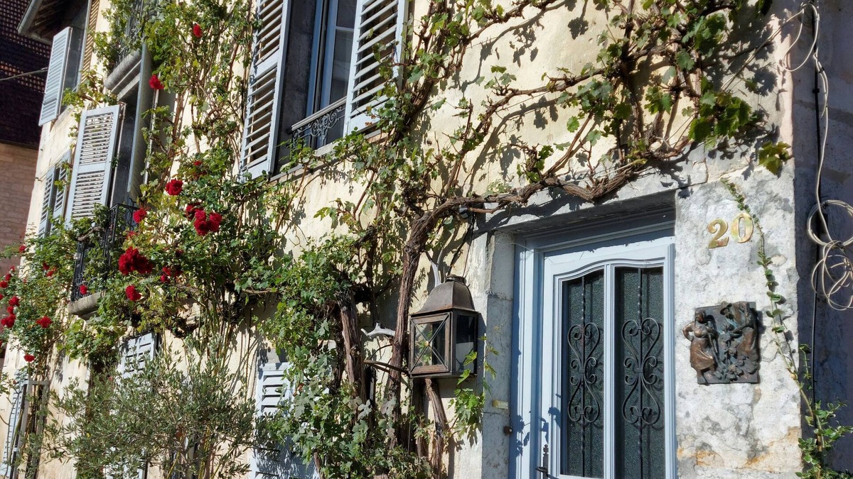 Vuillafans Apartment | Vacation apartment in 18th century house , nearby Ornans, aside the river