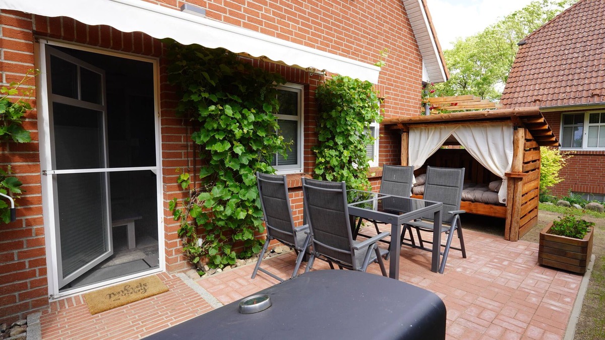 Serrahn Apartment | Vacation apartment "Kranich" on Lake Krakow with terrace and playroom