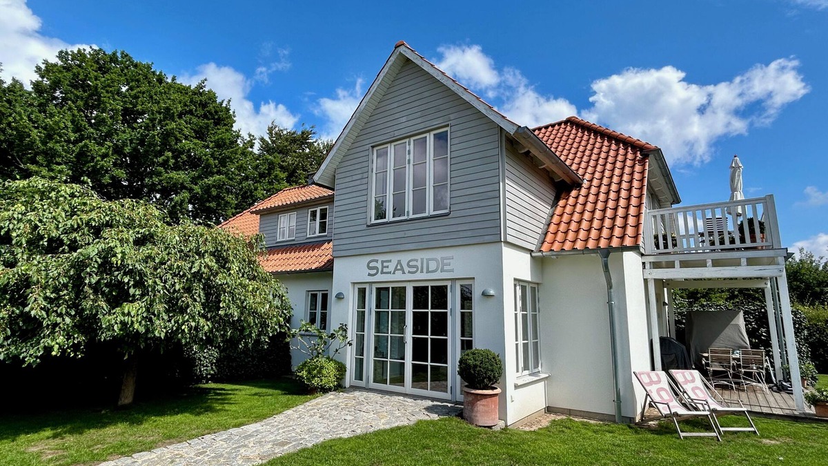 Rosenhagen Apartment | Vacation apartment " Seaflat " on the Baltic Sea, free WLAN, beach chair, fireplace - SEASIDE-