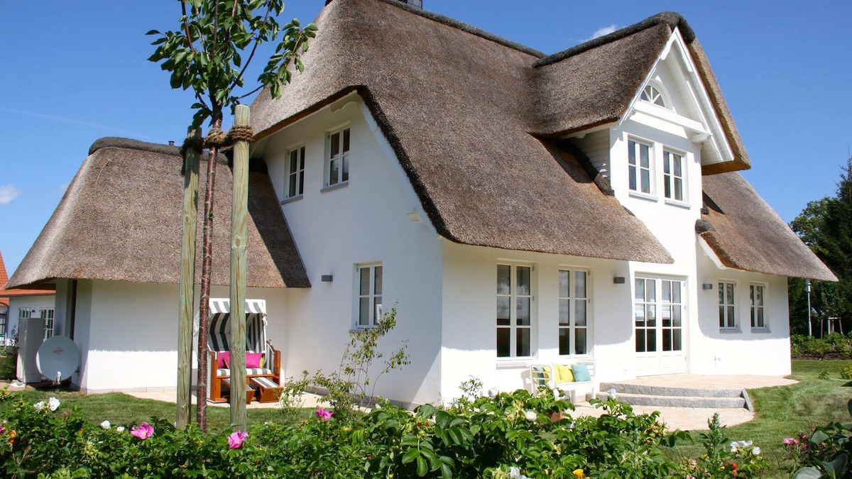 Rosenhagen Apartment | Vacation apartment "Strandrose" on the Baltic Sea, free WLAN, beach chair - SEASIDE -