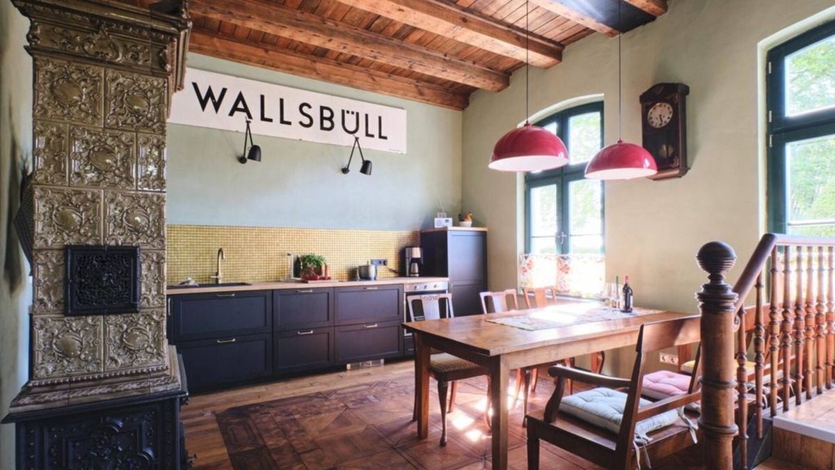 Wallsbull Apartment | Vacation apartment station building