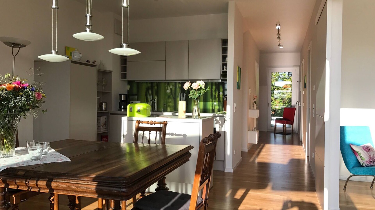Insel Apartment | Vacation apartment Urlaubsglück - light-flooded apartment with balcony and lake view