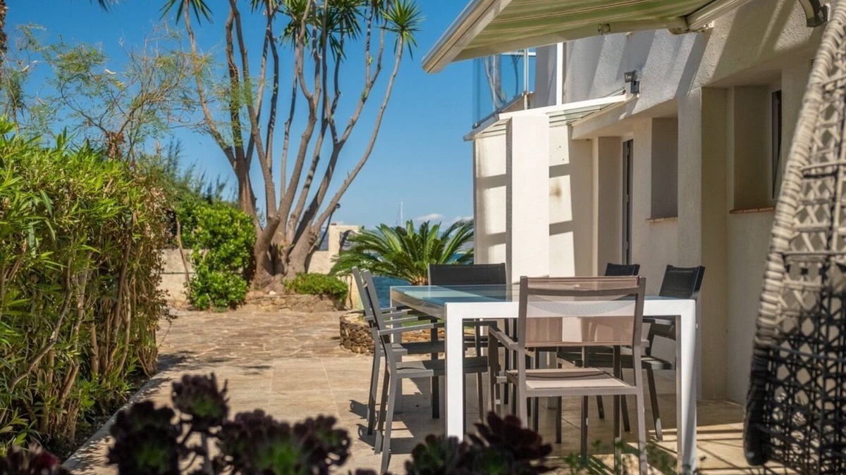 Giens Apartment | Vacation apartment with garden 5m from the water, ideal for families and water sports enthusiasts.