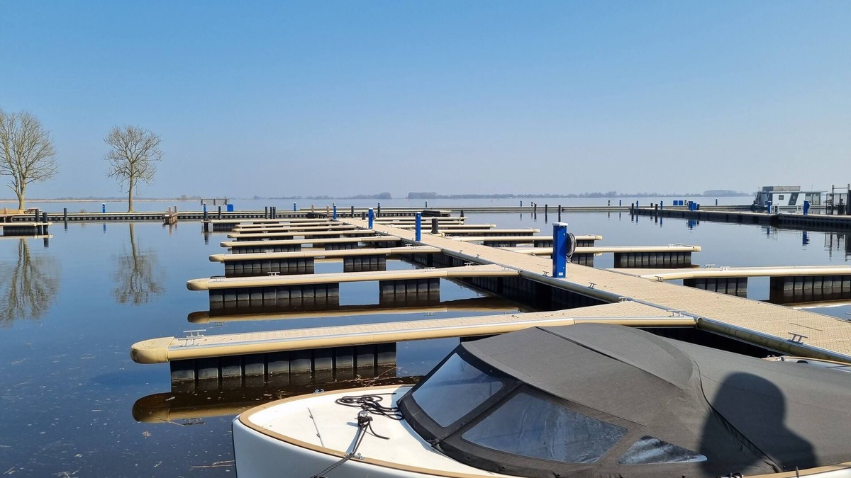 Saint Johannesga Apartment | Vacation at the Sneekermeer lake! Plenty of water sports and nature.