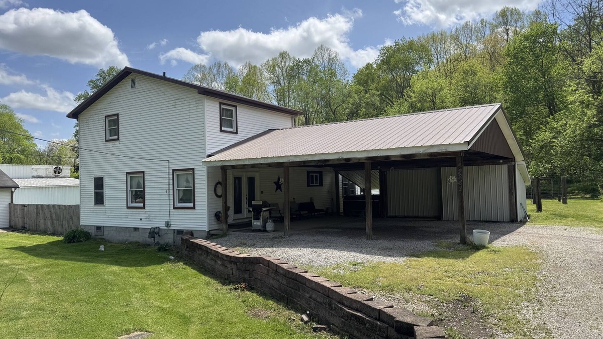 Carbon Hill Cottage | Vacation Cottage near Wayne National Forest ATV Trail Head, Hot Tub & more!