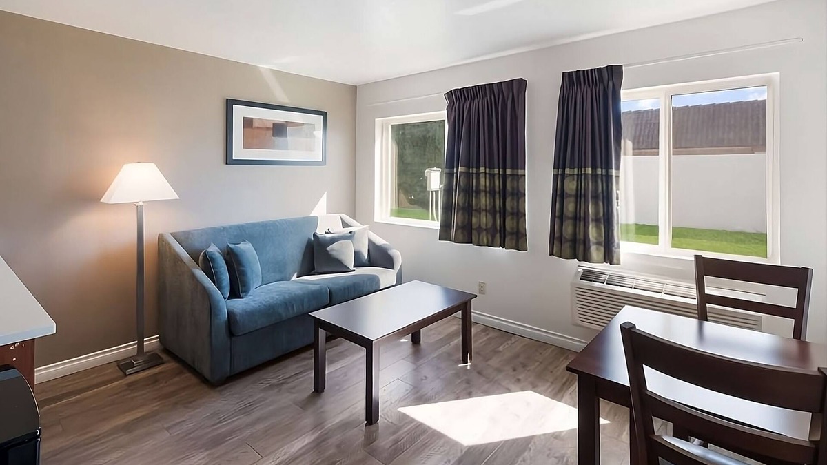 Tri-Cities Resort | Vacation Day Is Always A Great Idea! Spacious unit to Enjoy! Free Parking!