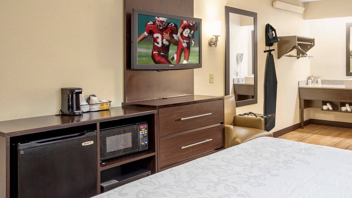 Secaucus House | Vacation Day Is Always A Great Idea! Free Parking and Pet-friendly Property