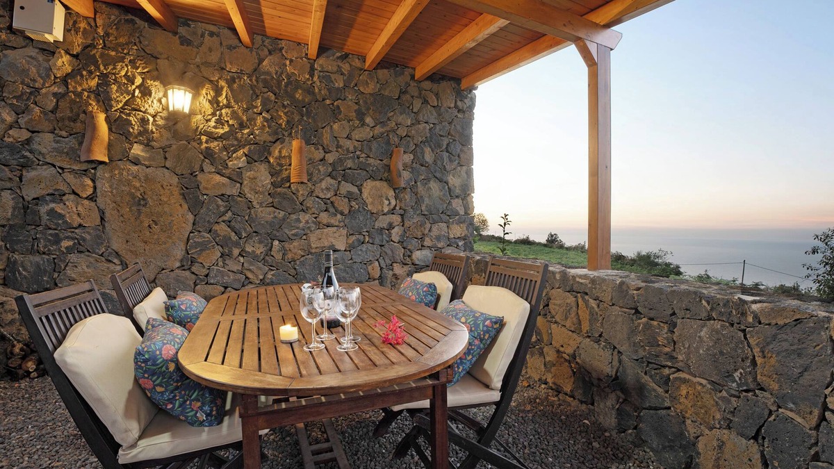 Las Rosas House | Vacation Home 'El Nogal' with Sea View, Private Terrace and Wi-Fi