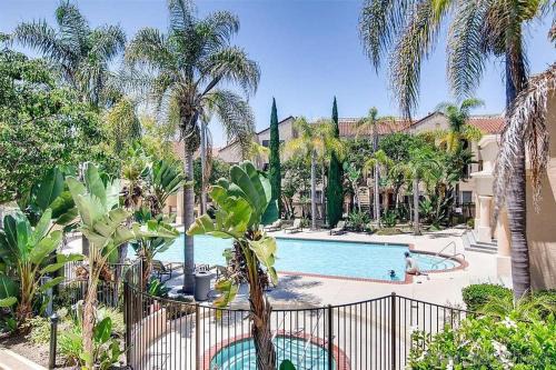 University City Apartment | -Vacation First floor luxury condo La Jolla, Spa, Pool, Gym