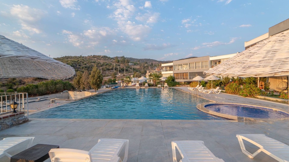 Milas Apartment | Vacation Flat w Pool and Garden in Milas