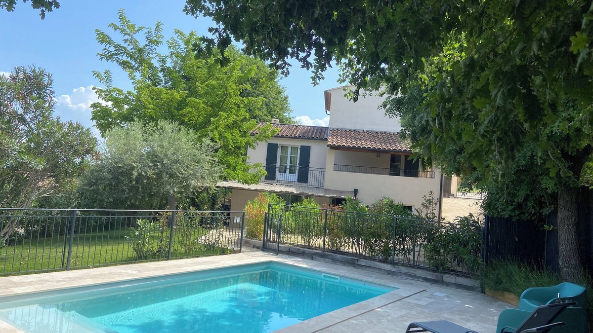 Cabrieres-dʼAigues House | Vacation home in Provence with swimming pool
