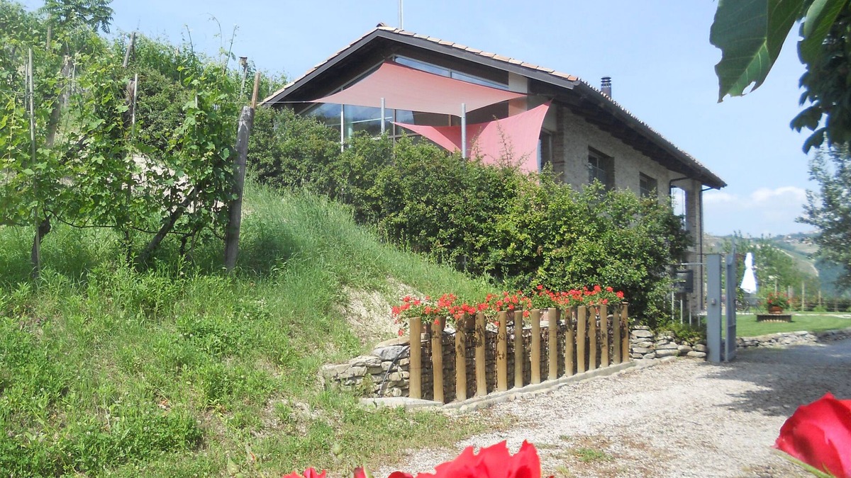 Serralunga d'Alba Cottage | Vacation home surrounded by the vineyards of Barolo
