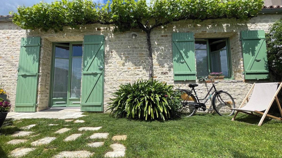 Longeves House | Vacation home/2 bedrooms/La Rochelle 15 min away/Walled garden/WIFI/Holiday vouchers