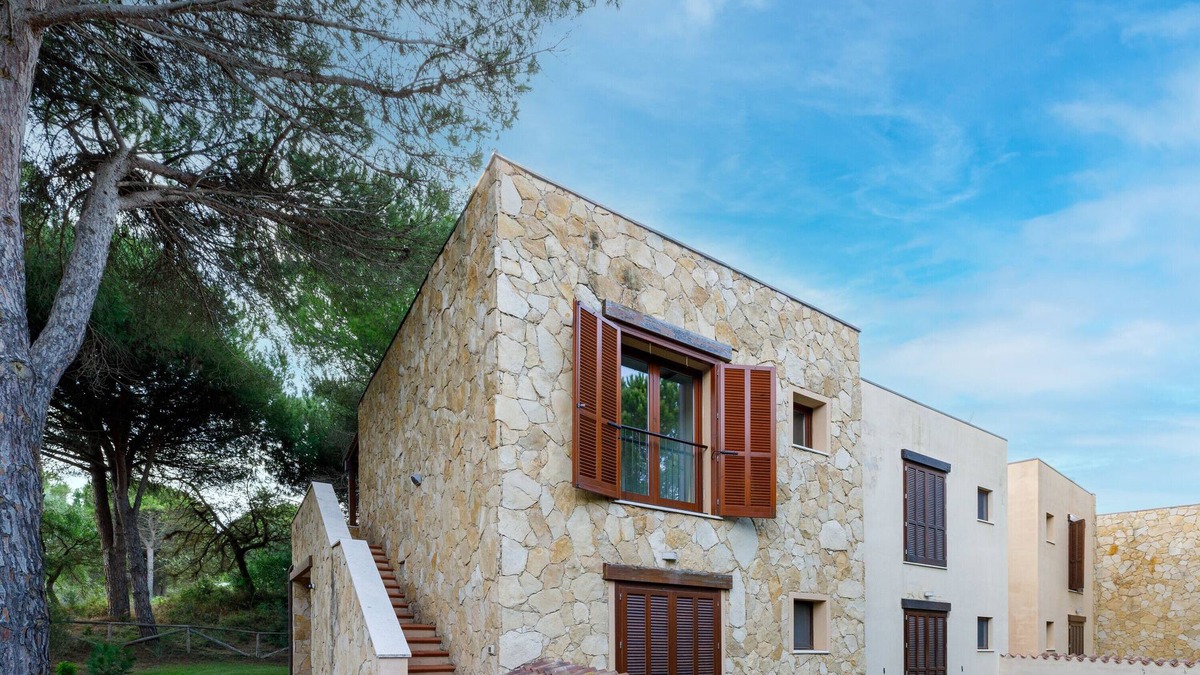 Narbolia House | Vacation Home "Antonella Sul Golf" with Shared Pool, Private Terrace & Wi-Fi
