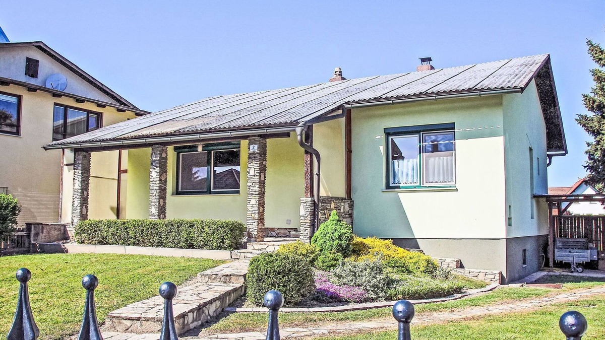 Mannsdorf an der Donau House | Vacation home Romy by Interhome