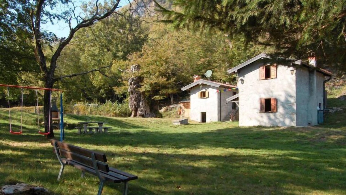 Carlazzo House | Vacation home Baite Pidaggia in Carlazzo - 5 persons, 3 bedrooms