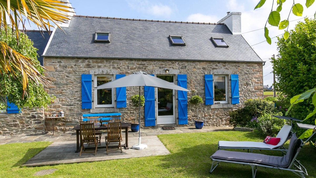Locquirec House | Vacation home Bleue by Interhome