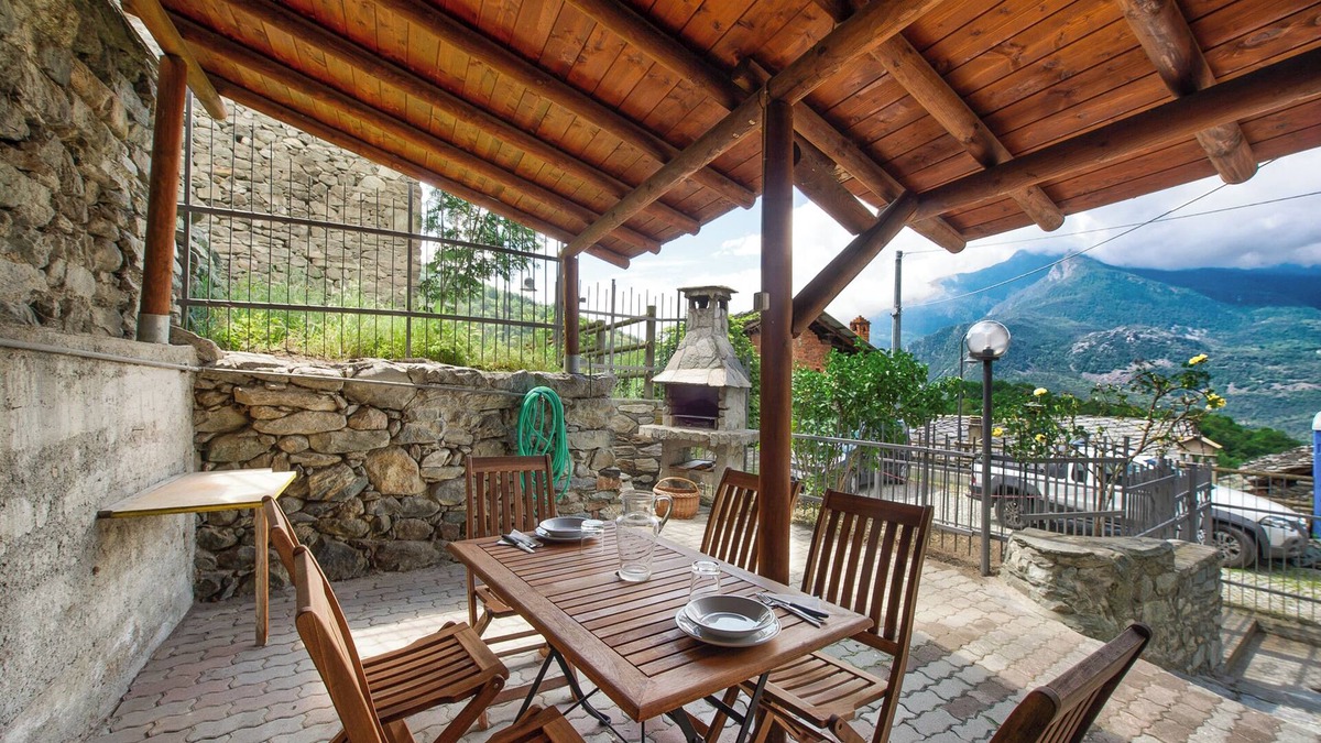 Moron House | Vacation Home "Casa Jonathan" with Mountain View, Private Terrace & 2 Balconies