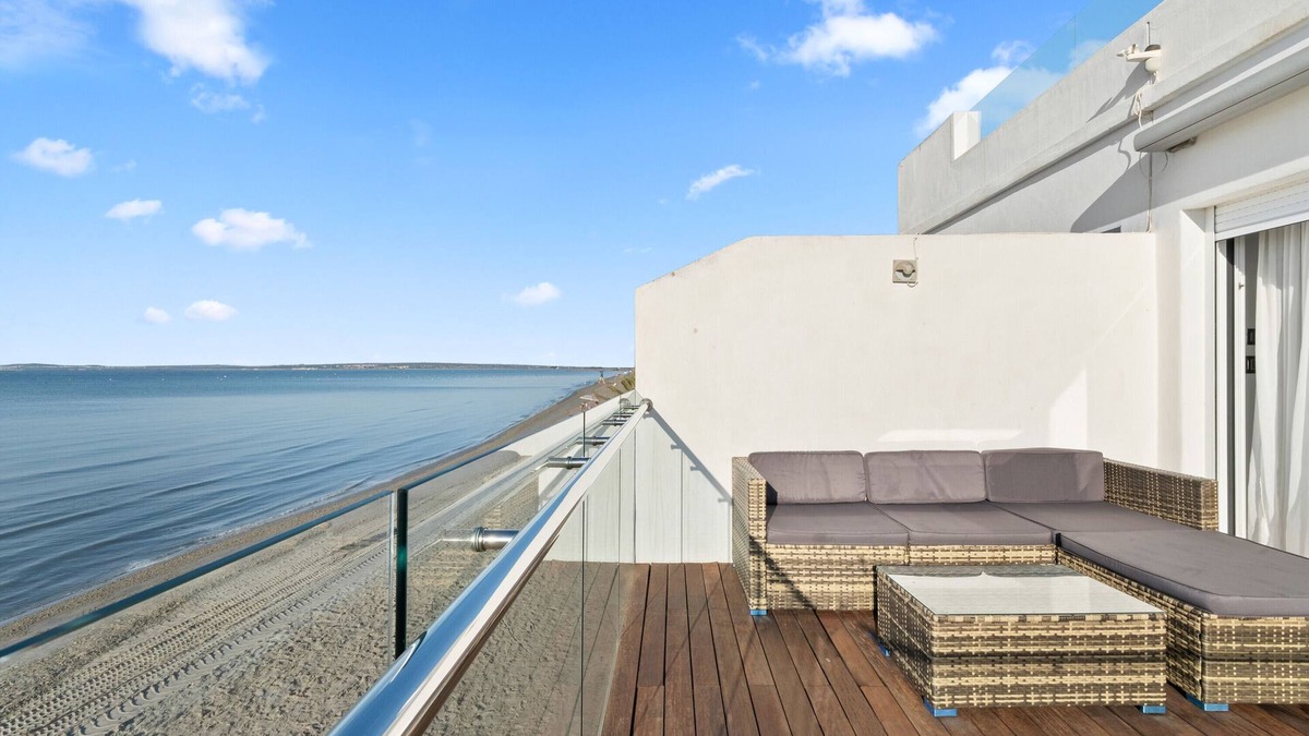 Santa Pola House | Vacation Home "Casa En La Orilla De La Playa" with Balcony, 2 Private Terraces & Wi-Fi