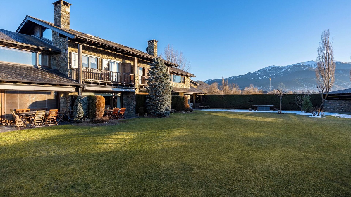 Soriguerola House | Vacation Home "Casa Fontanals de Cerdanya" with Mountain View, Wi-Fi, Terrace & Garden