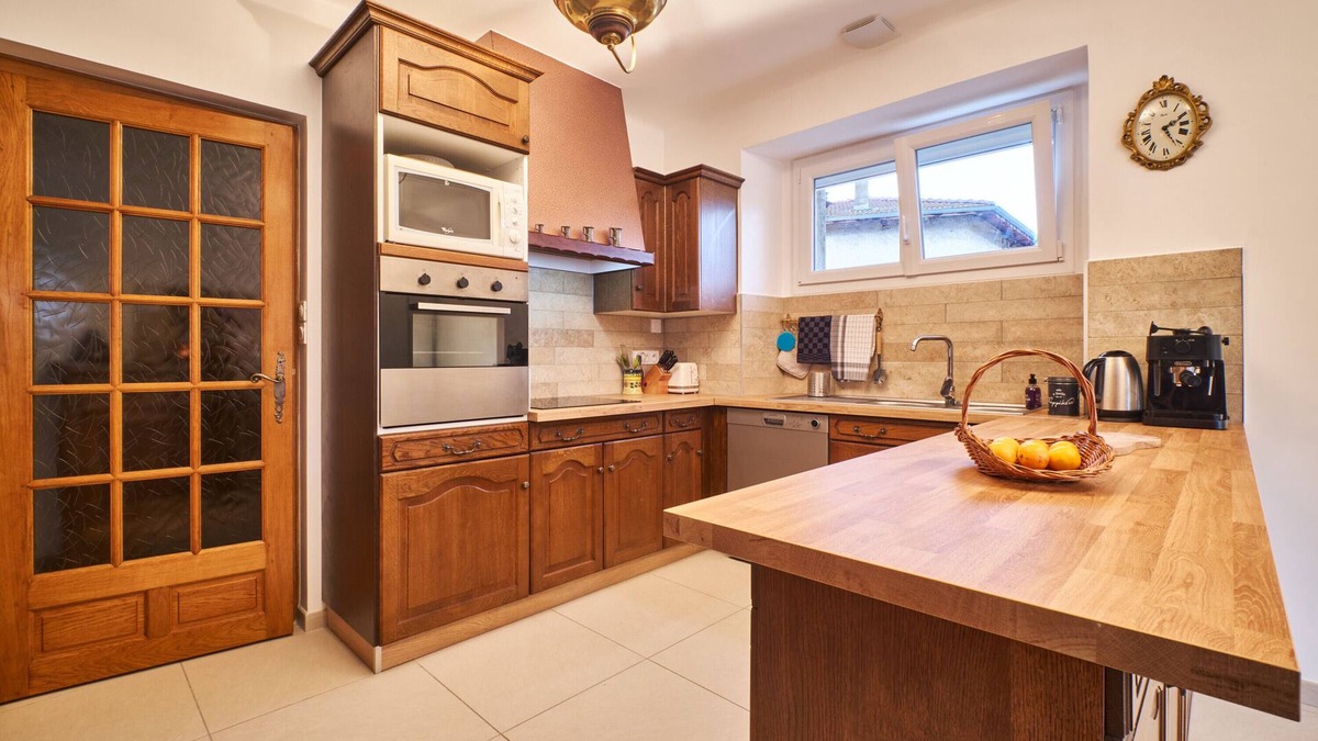 Brezins House | Vacation Home "Chez Emile" with Mountain View, Private Terrace & Wi-Fi