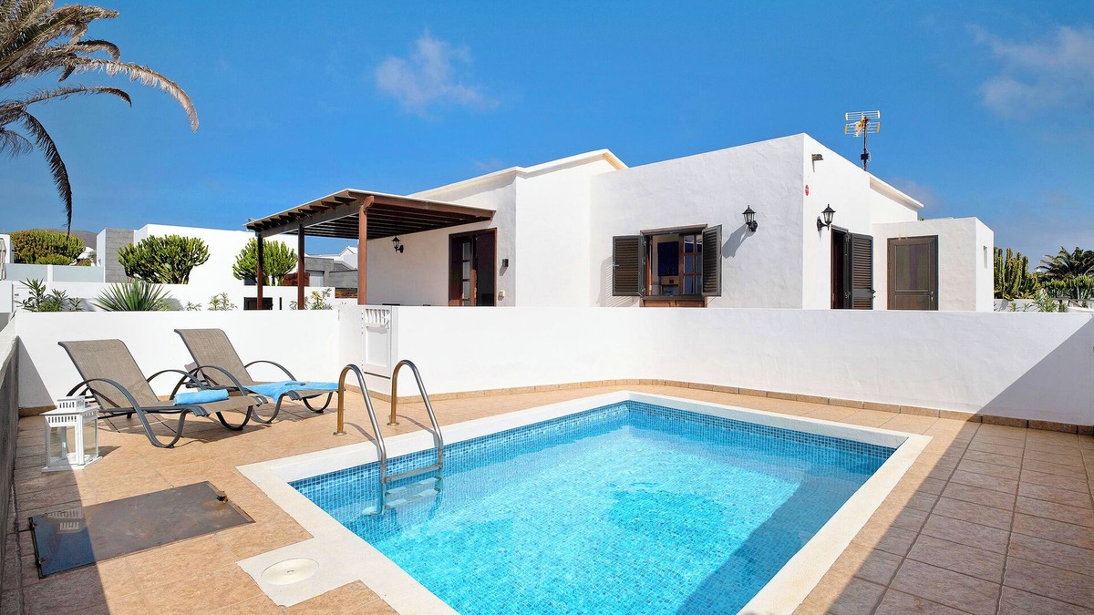 Charco del Palo House | Vacation Home "El Charco Azul" with Pool, Terrace & Wi-Fi