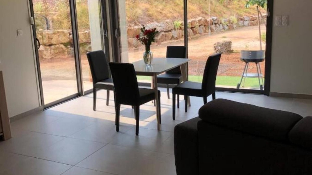 Sebrazac House | Vacation Home "Gîte Du Travers" with Private Terrace, A/C & Wi-Fi