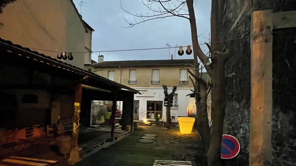 Quartier de France House | Vacation Home "Immeuble Vichy Avec Jardin" with Private Terrace, Private Garden & Wi-Fi